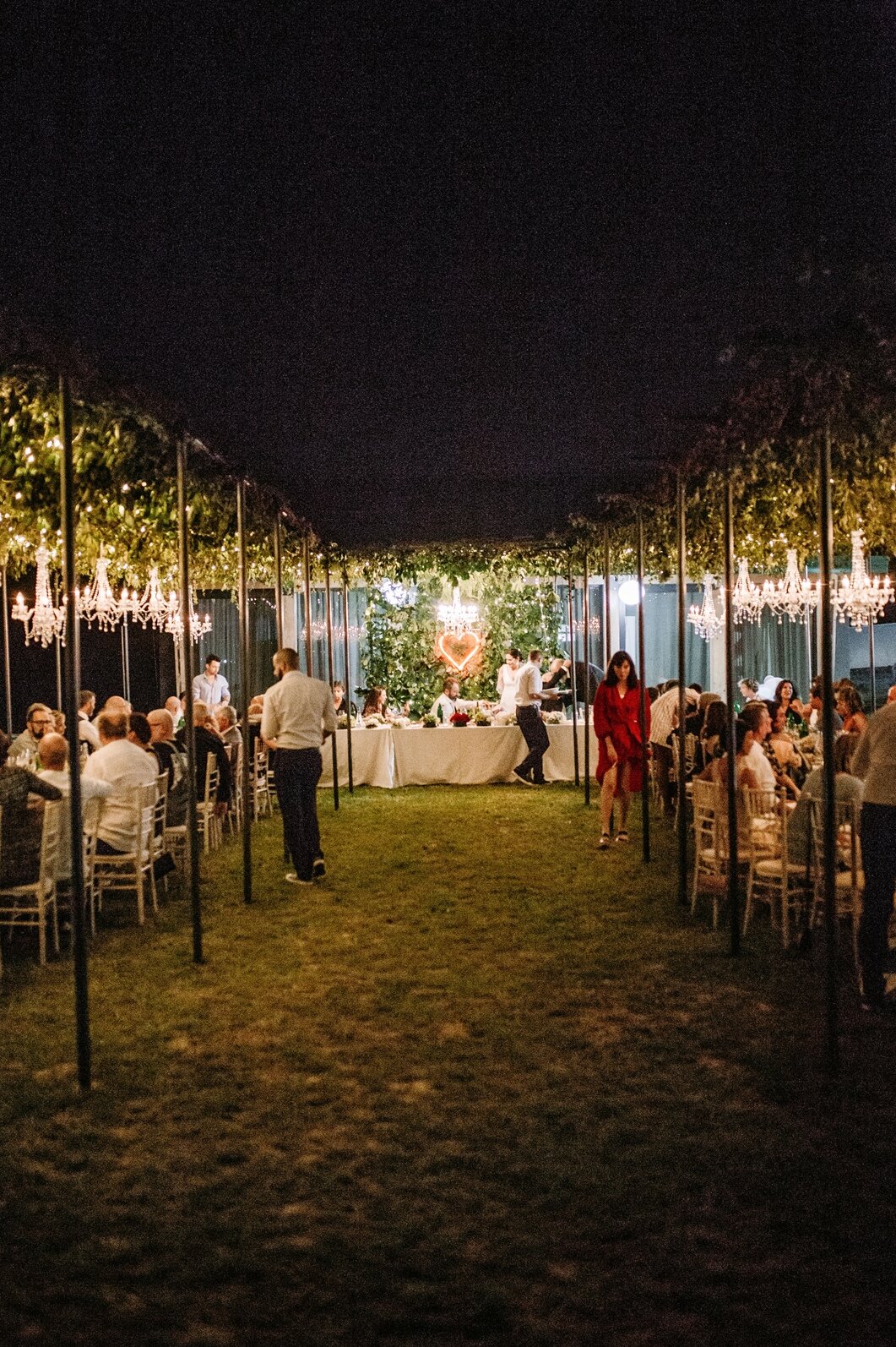 Večernja atmosfera sa lusterima