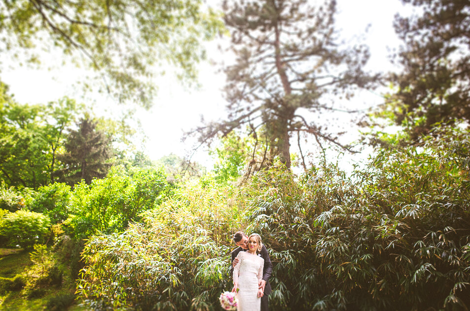 Floralni aranžman na stolu