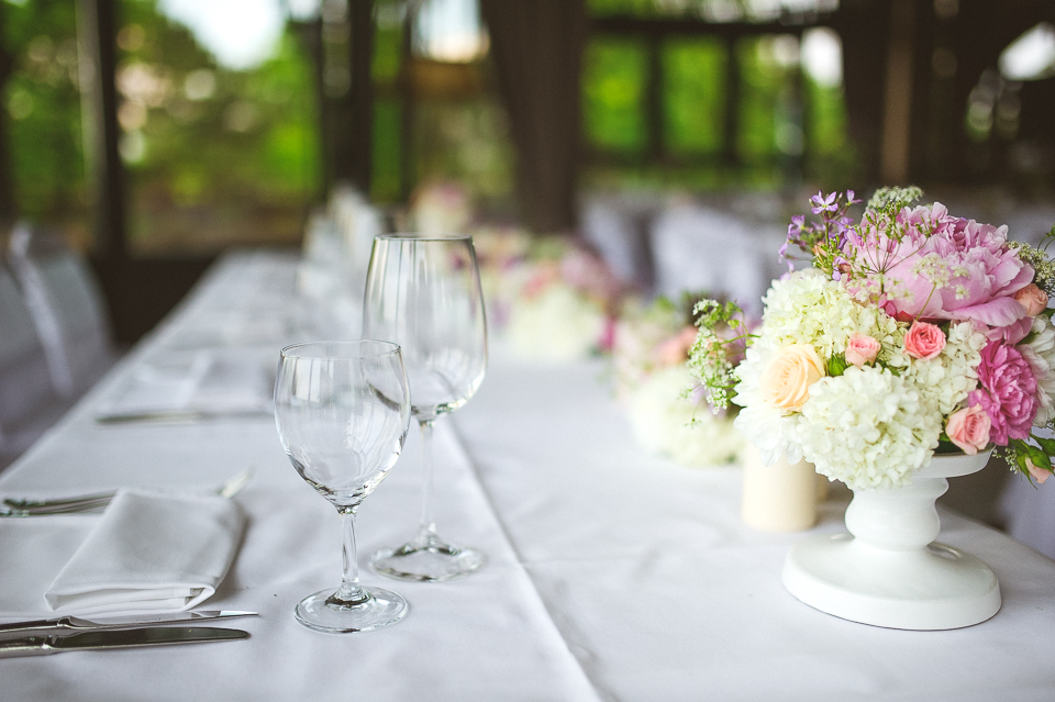 Cvetni detalji stola