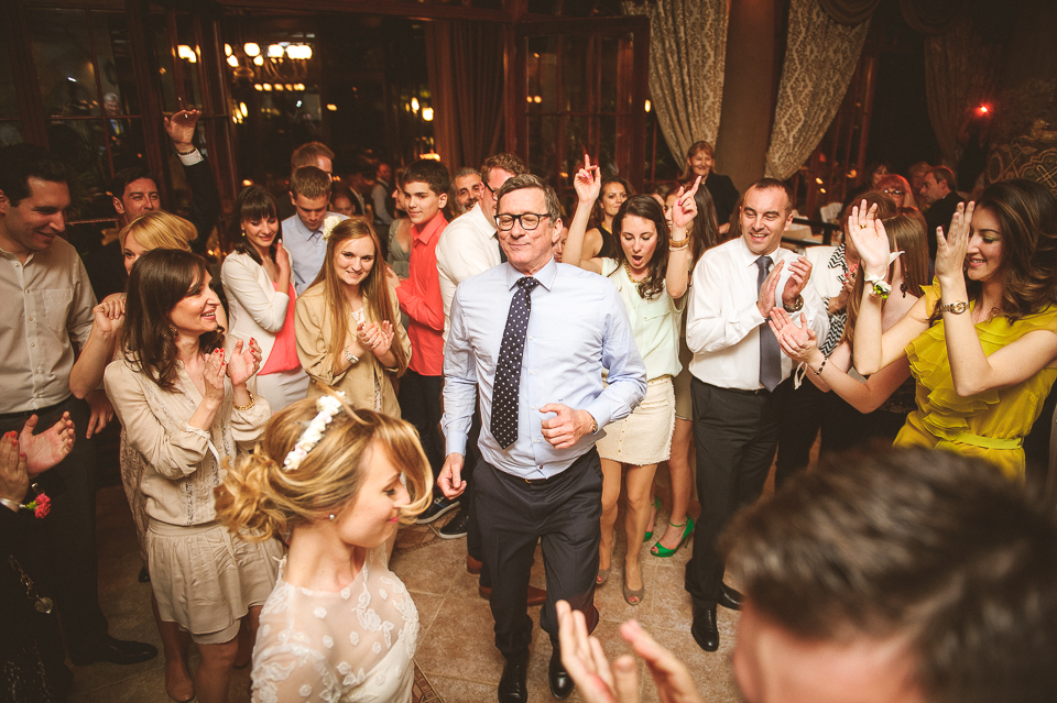 Gosti plešu srećno