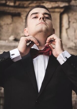 Detalji smokinga sa leptir-mašnom