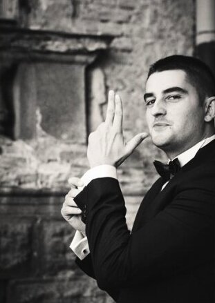 Mladoženjin portret, Bond stil