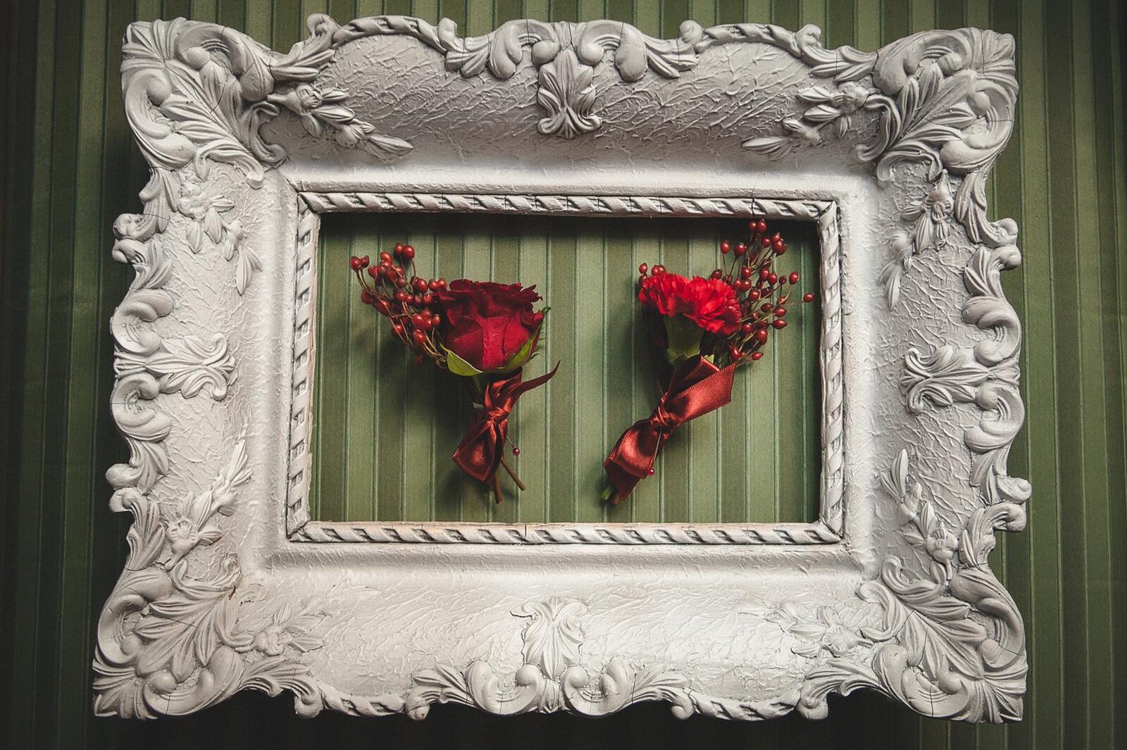 Crvene ruže u zlatnom antičkom ramu