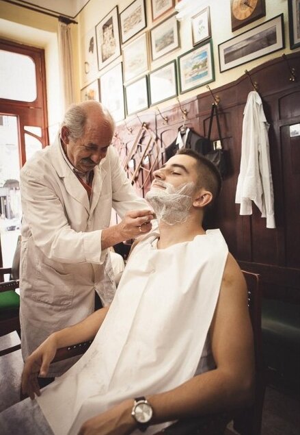 Brijanje u starinskoj berbernici