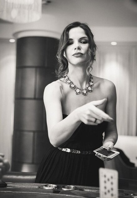 Dijana i Jovan za stolom u kazinu