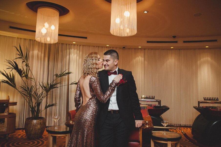 Cela ekipa pozira u luksuznom okruženju kazina