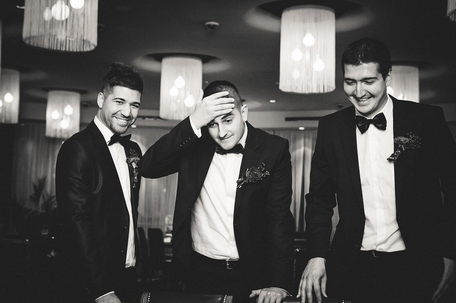 Jovan sa kumovima i prijateljima, smokizi i leptir-mašne