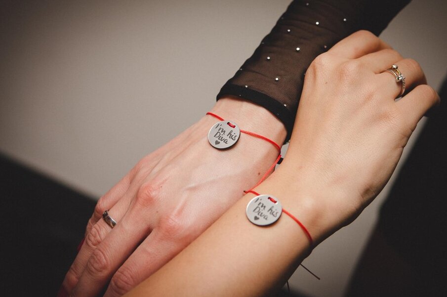 Cvetna dekoracija sa tulipanima i bobicama