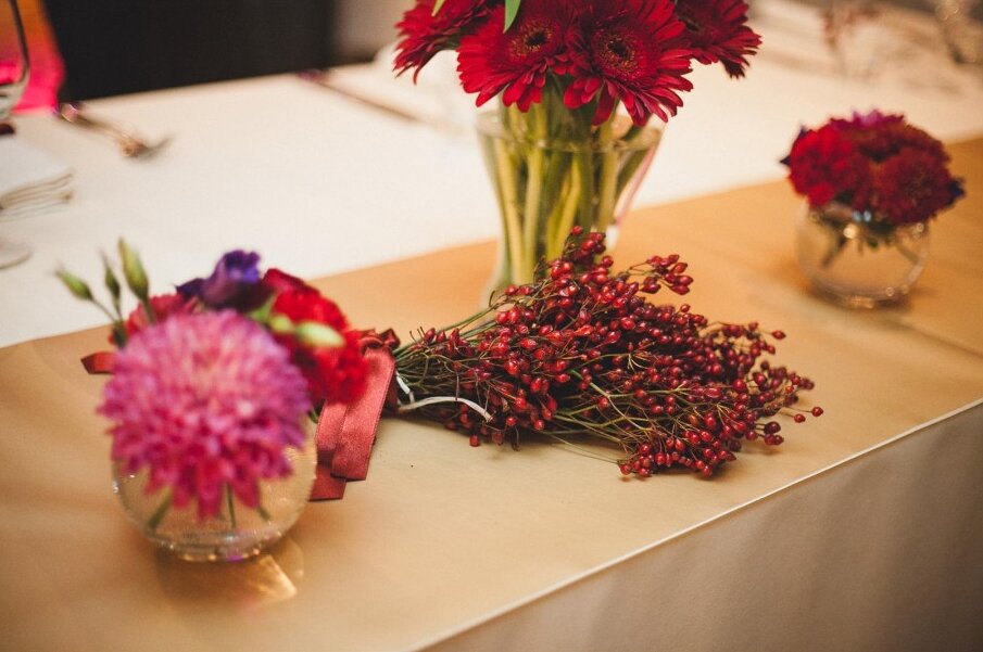 Cvetne aranžmane na stolovima