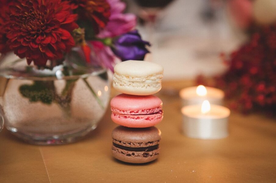 Stolovi sa dekoracijom