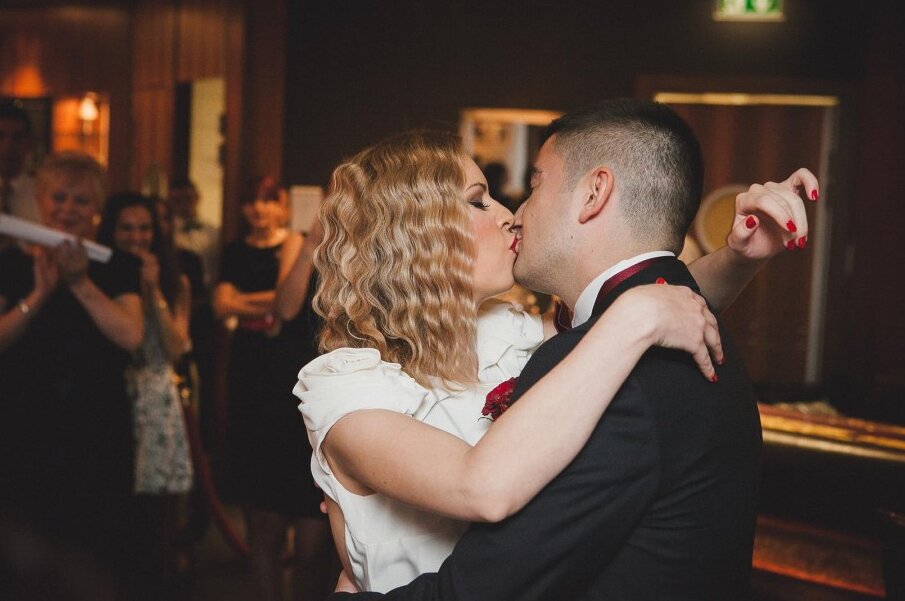 Par u zagrljaju na kraju večeri