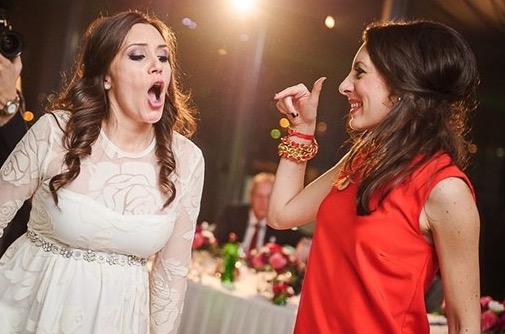 Mladenci na pripremi za venčanje — intimni trenutak