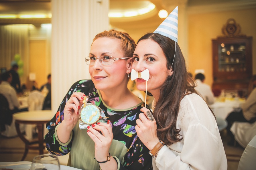 Svadbeni sto, dekoracija i cvetni aranžmani