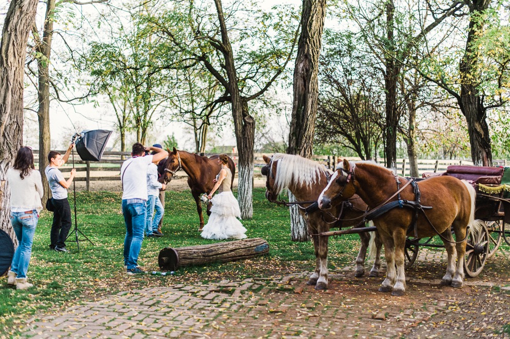 Srećni mladenci — svadbeni portret na otvorenom