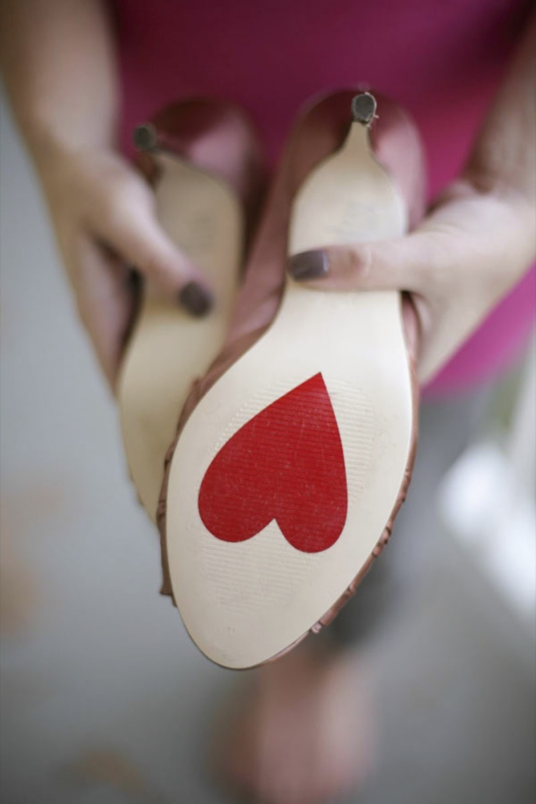 Srce od crvenih ruža okruženo svećama — romantična dekoracija za Valentinovo