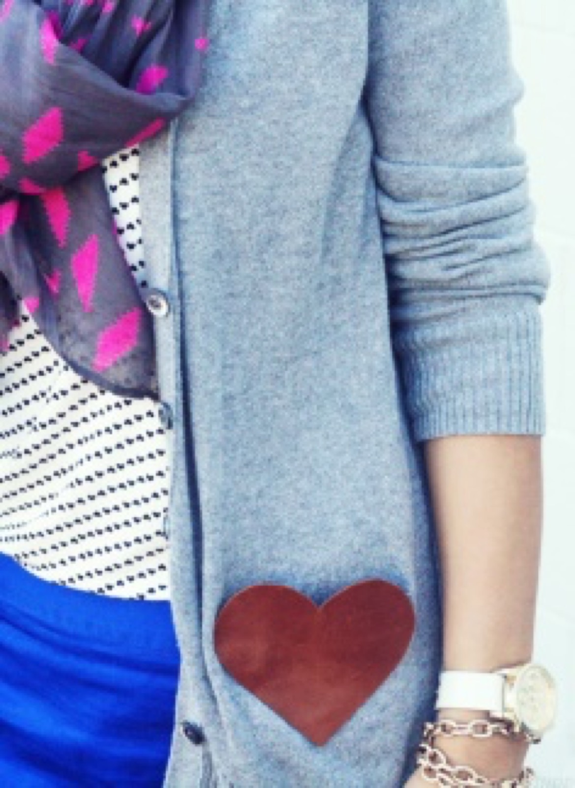 Roze i crveni baloni u obliku srca — prazničan dekor za Dan zaljubljenih