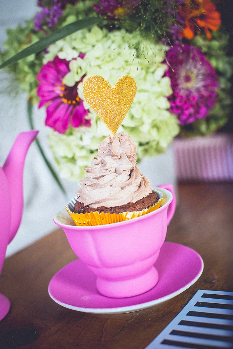 Kapkejk sa zlatnim srcem u roze šoljici — slatki detalj