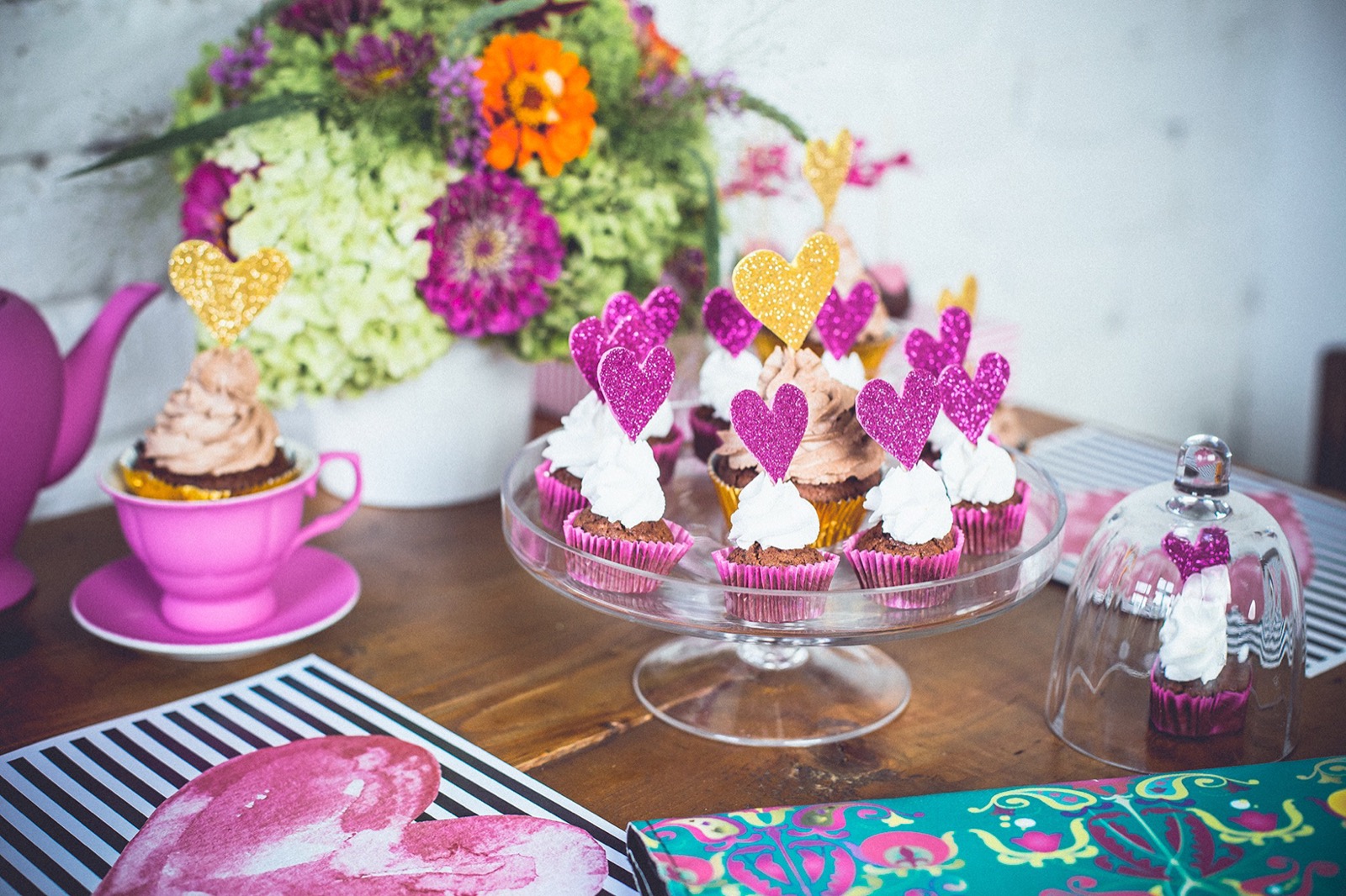 Kapkejkovi sa šljokičastim srcima i magenta šoljica — slatka strana digitalne ljubavi