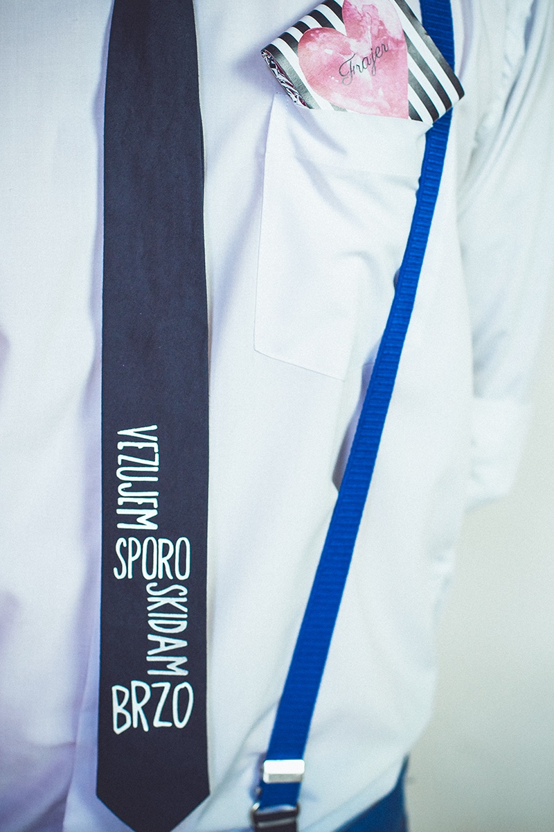 Detalj — kravata sa natpisom 'Vezujem sporo skidam brzo' i Frajer kartica u džepu