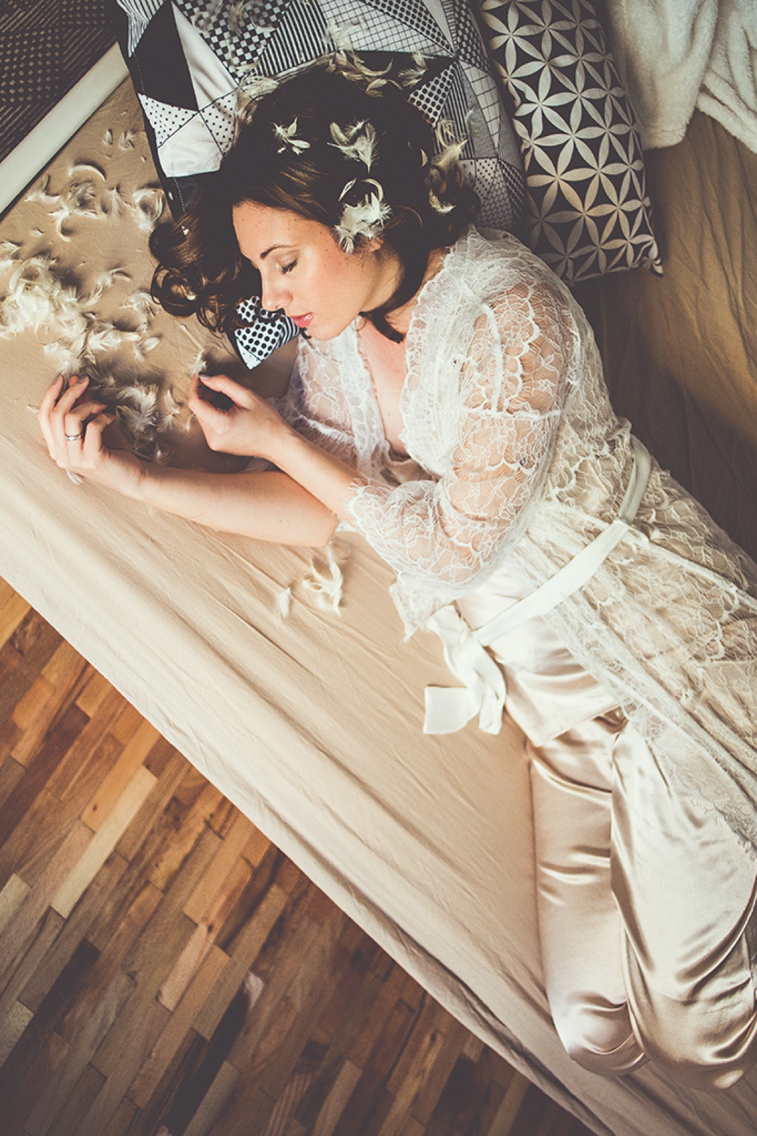 Ivana leži na krevetu sa perjem — sanjiva nežnost