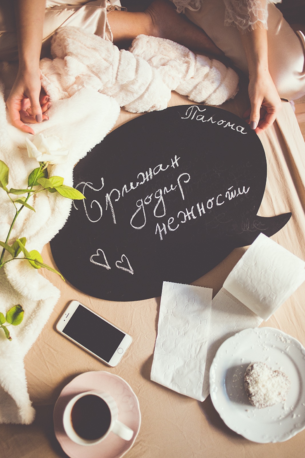 Ivana u čipki kraj prozora — jutarnje svetlo