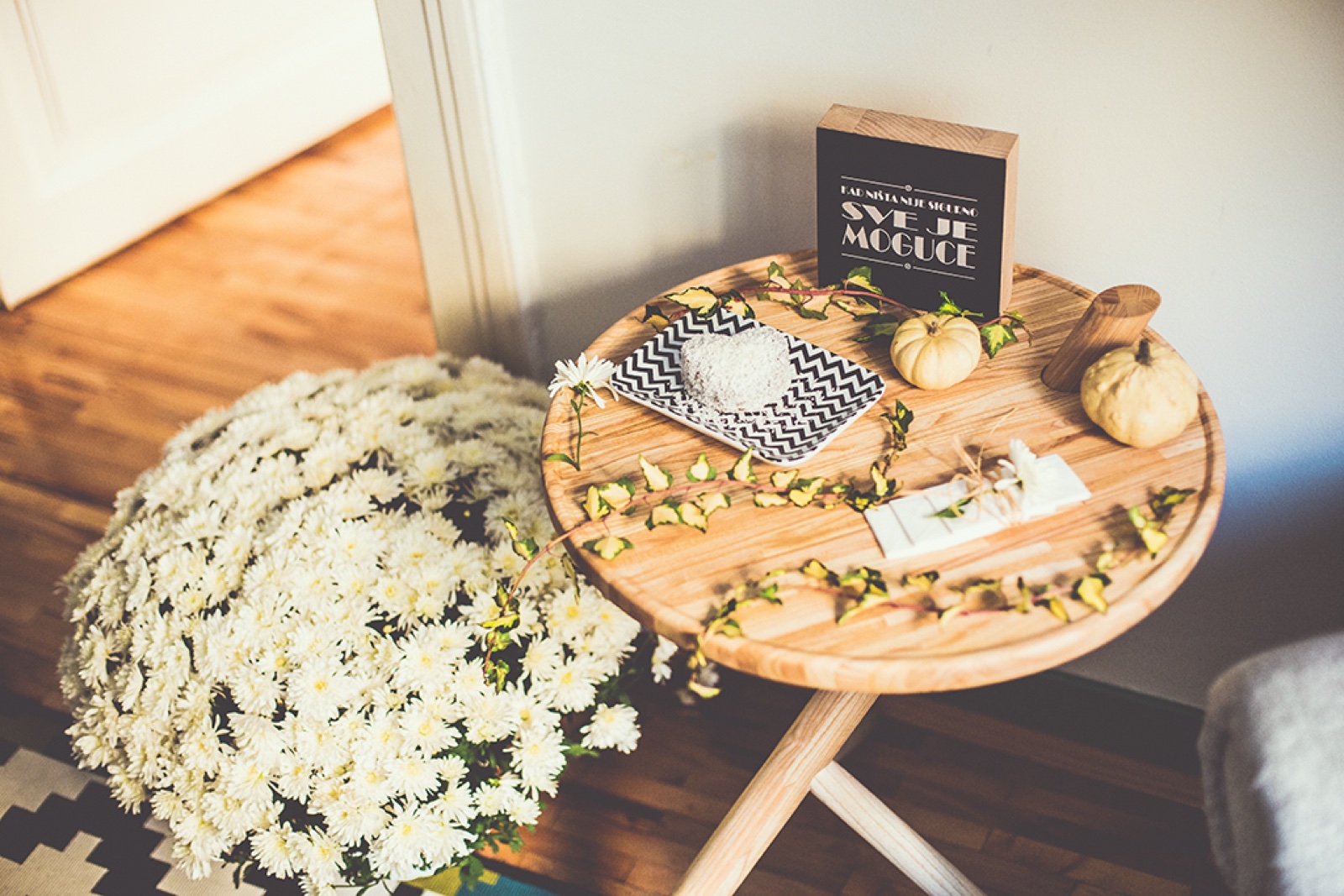 Ivana na krevetu sa knjigom i kafom — jutarnji ritual