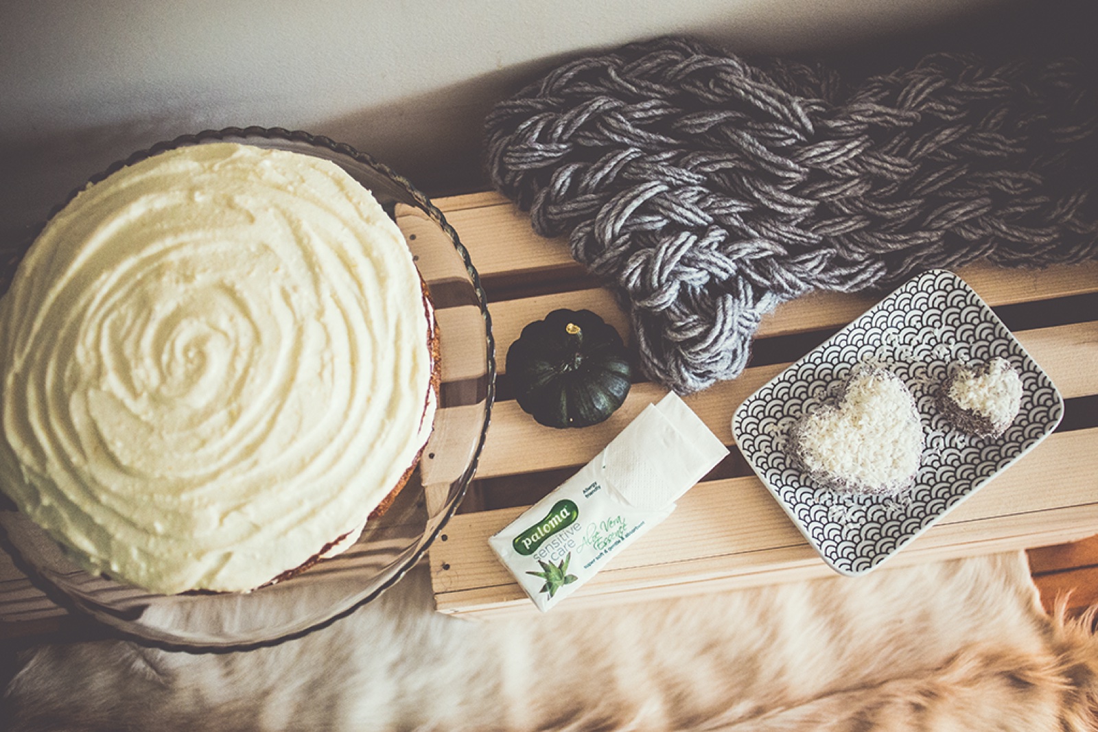 Ivana kraj prozora sa kafom — mirnoća