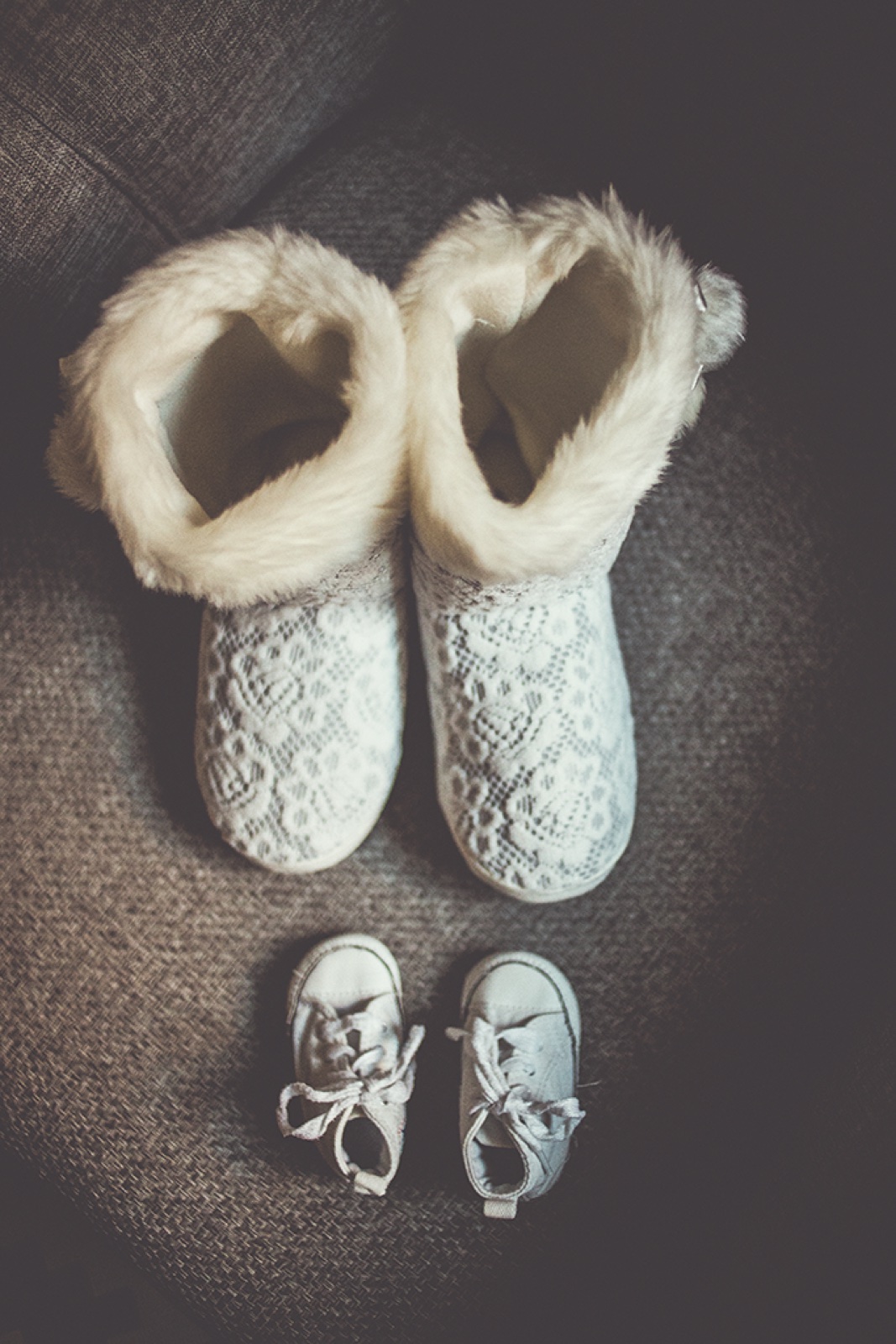 Ivana u čipki kraj prozora — tih trenutak