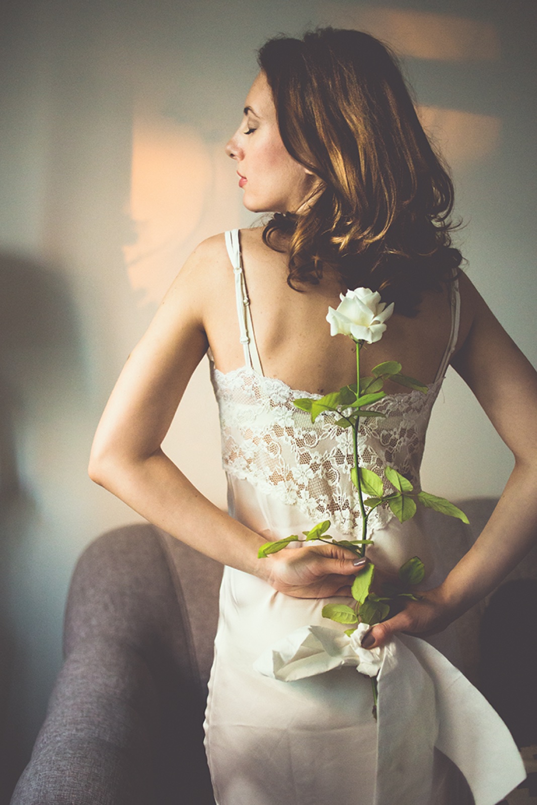 Ivana sa belom ružom — nežnost