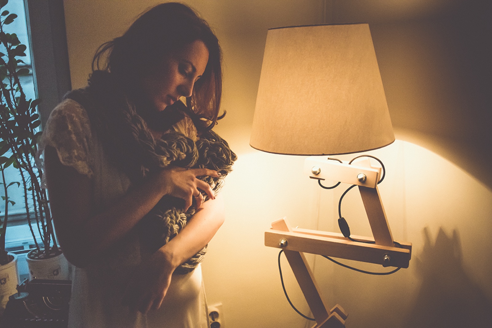 Ivana sa psom kraj lampe — toplina doma