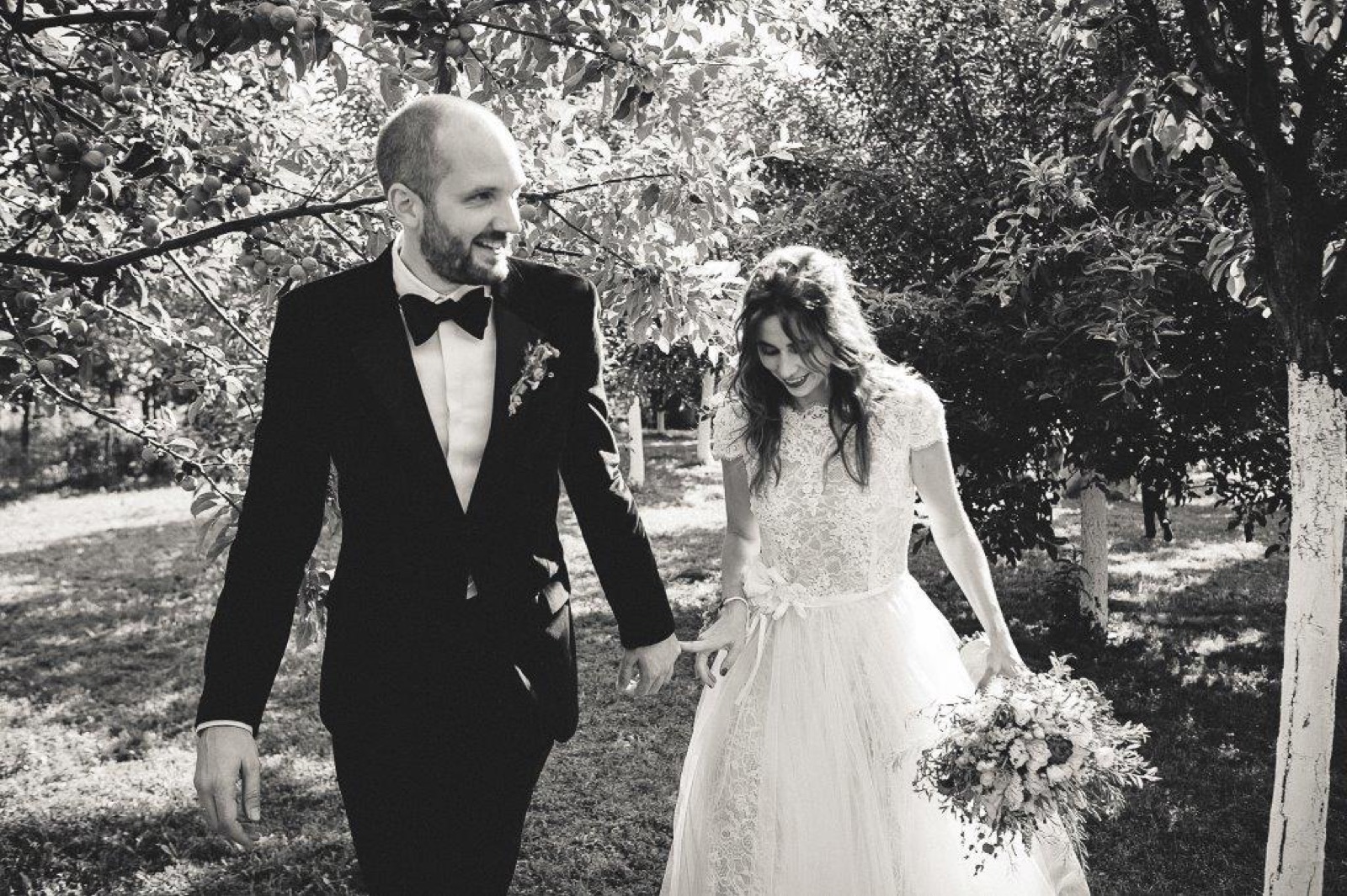 Magacin obasjan Edison sijalicama u noći