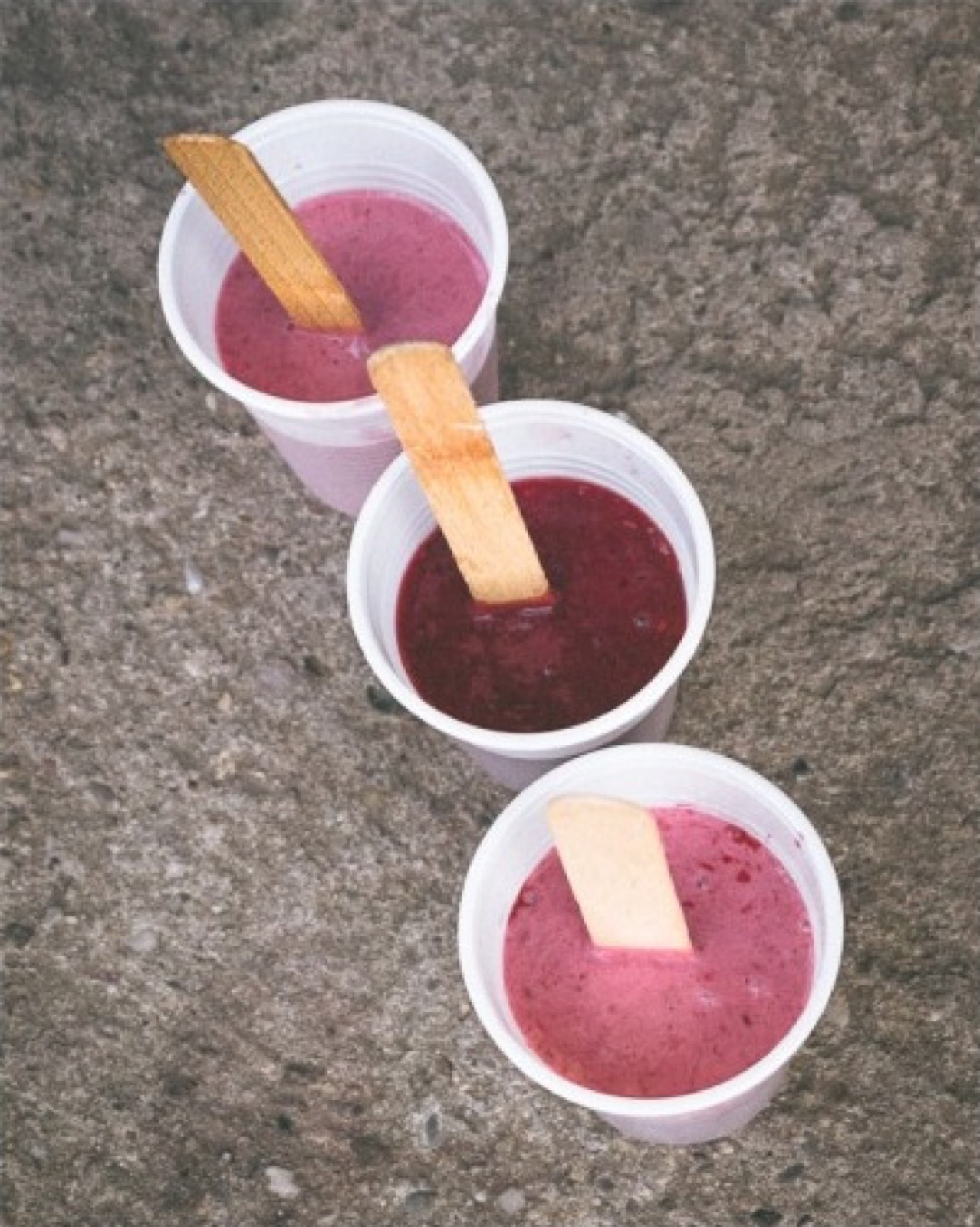 Sladoledna drvca zabodena u čašice