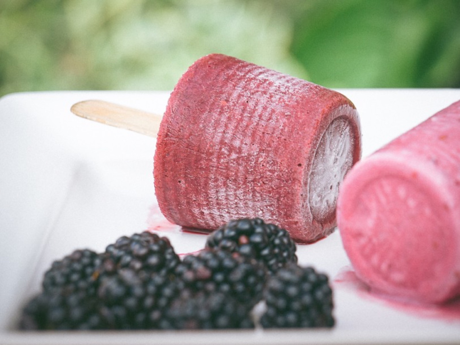 Domaći sladoled topi se na vrućini, letnja scena