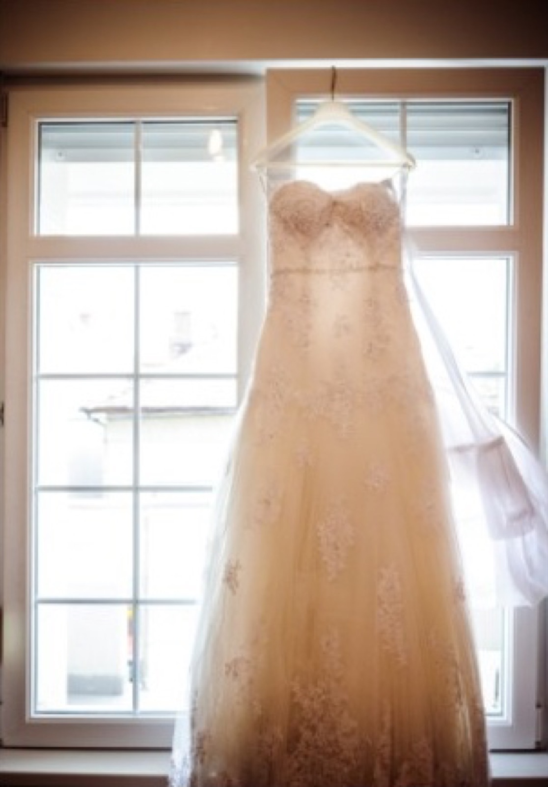 Detalj frizure sa cvećem u kosi