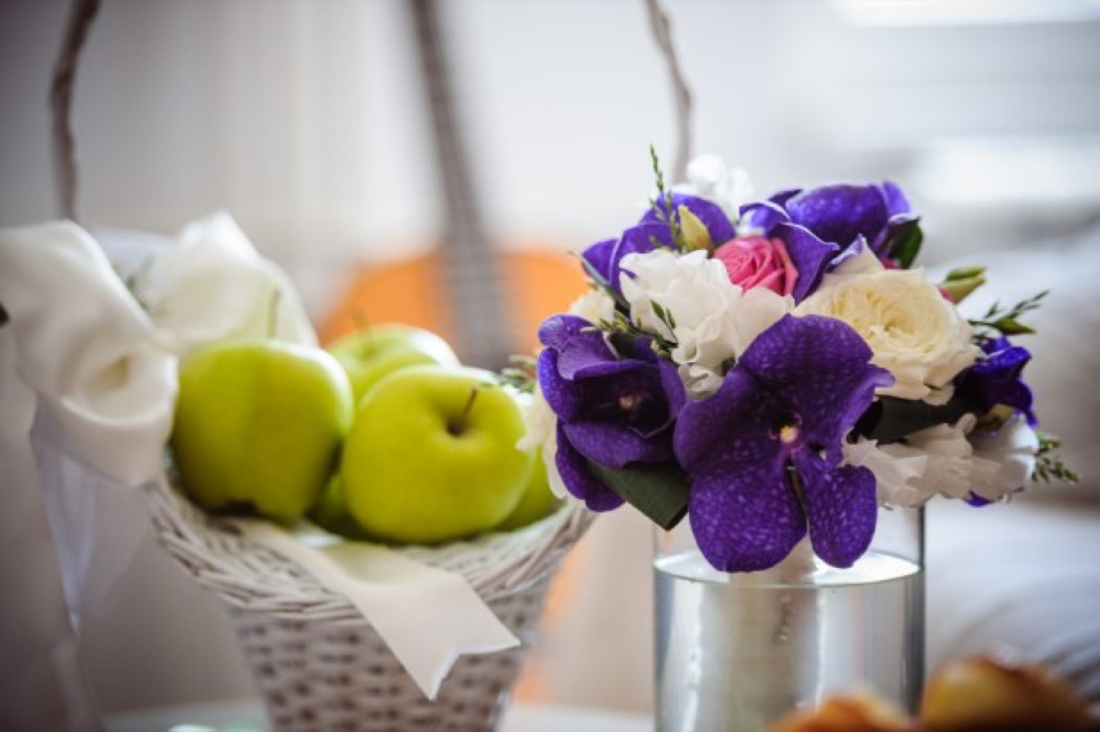 Bidermajer sa ljubičastim vanga orhidejama