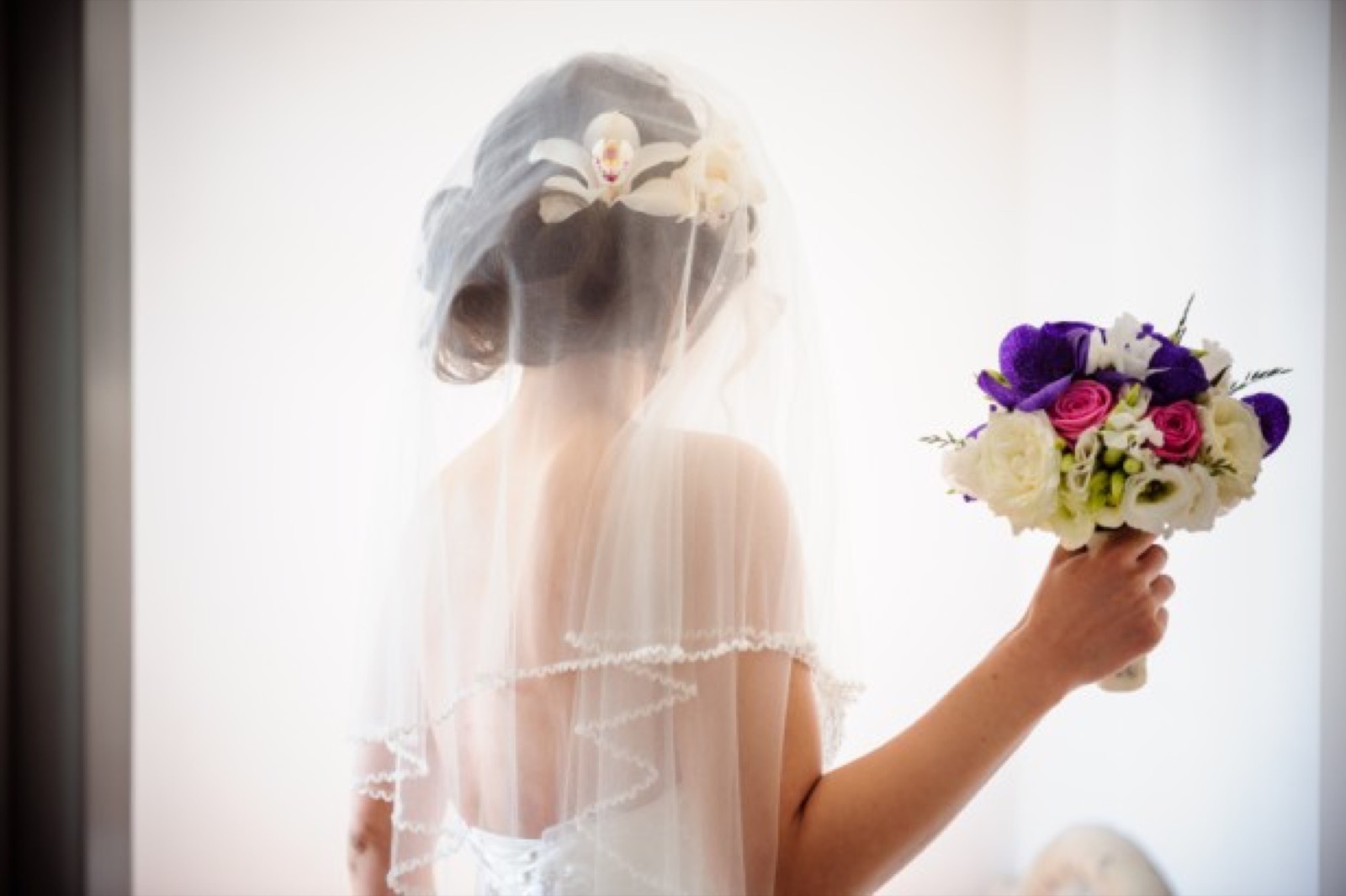 Detalj bidermajera — orhideje izbliza