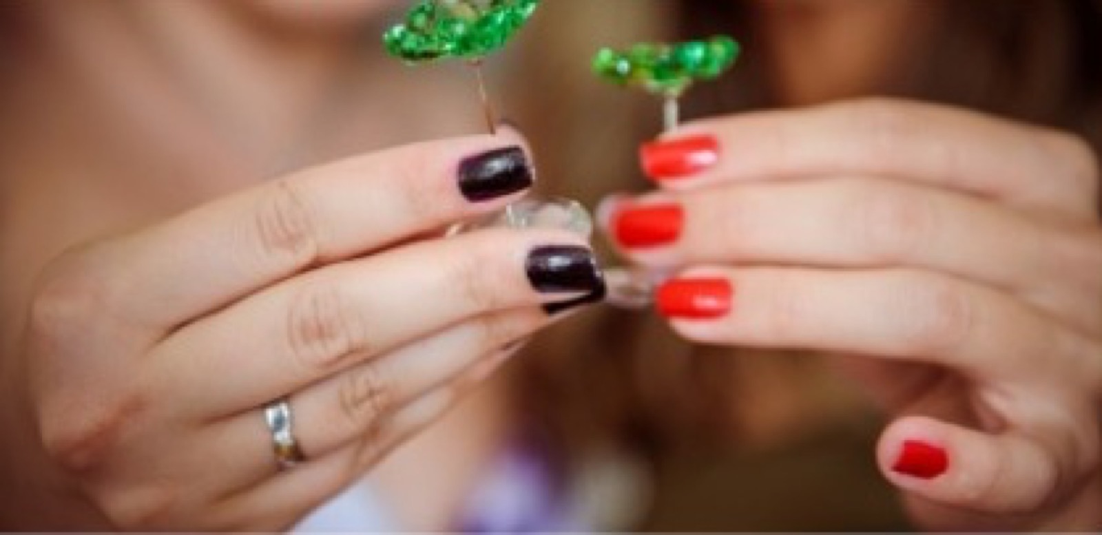 Kume sa ljubičastim detaljima