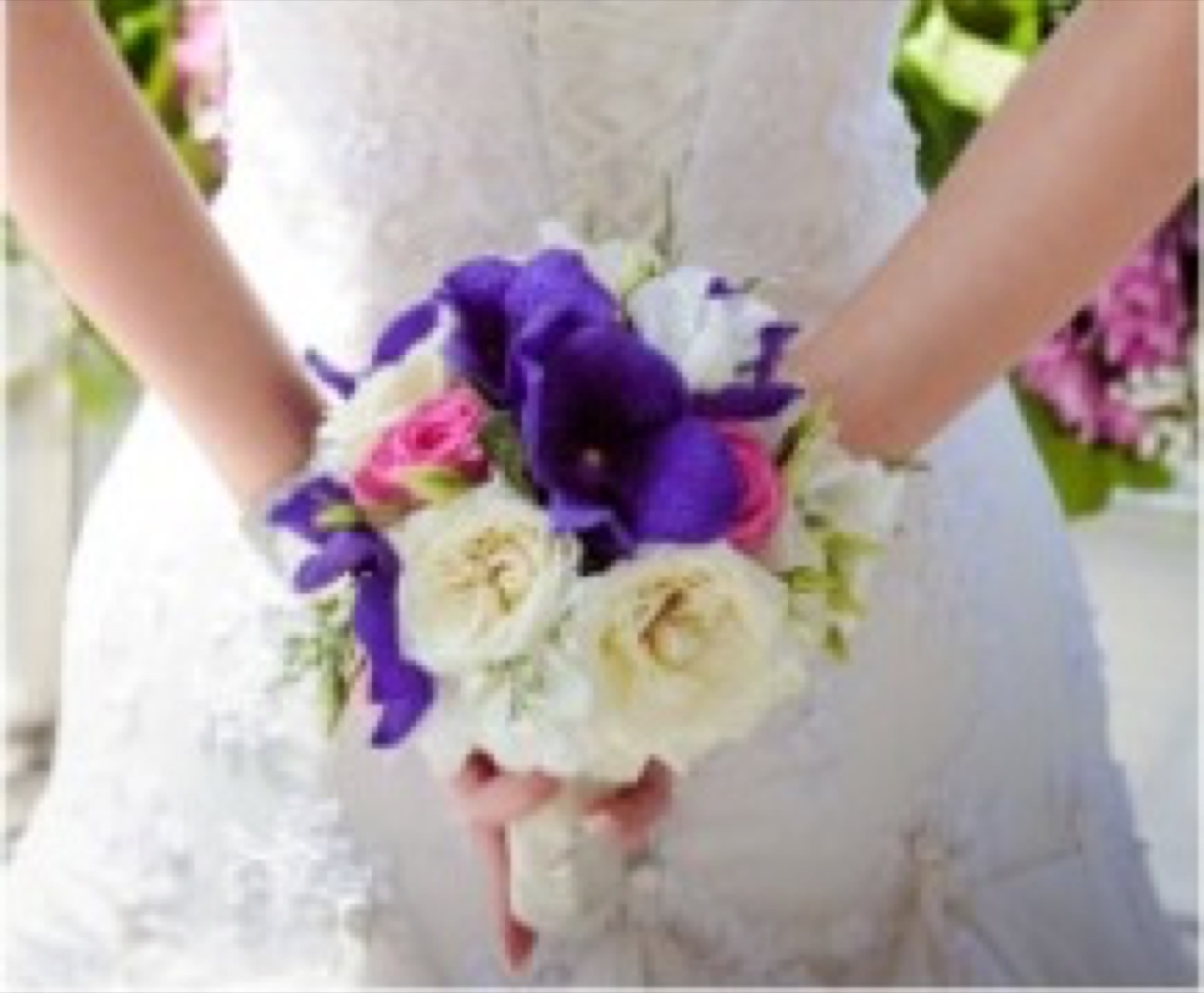 Ljubičasti detalji kroz venčanje