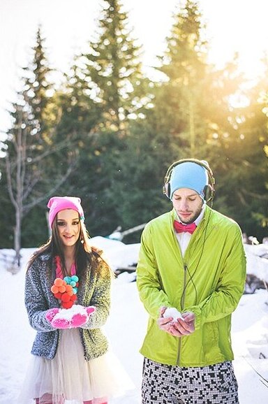 Detalji neon dekoracije na snegu