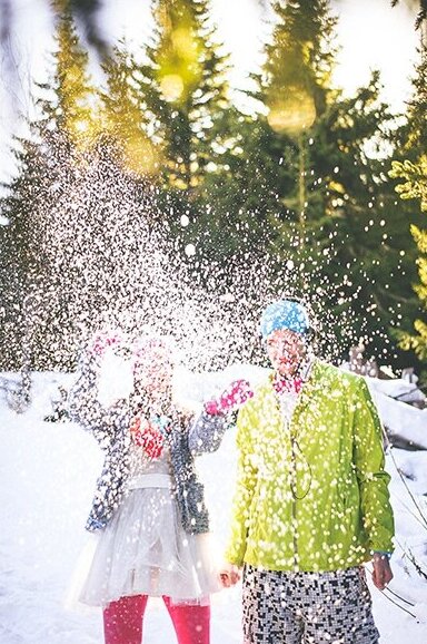 Fluo cvetni detalji na belom snegu