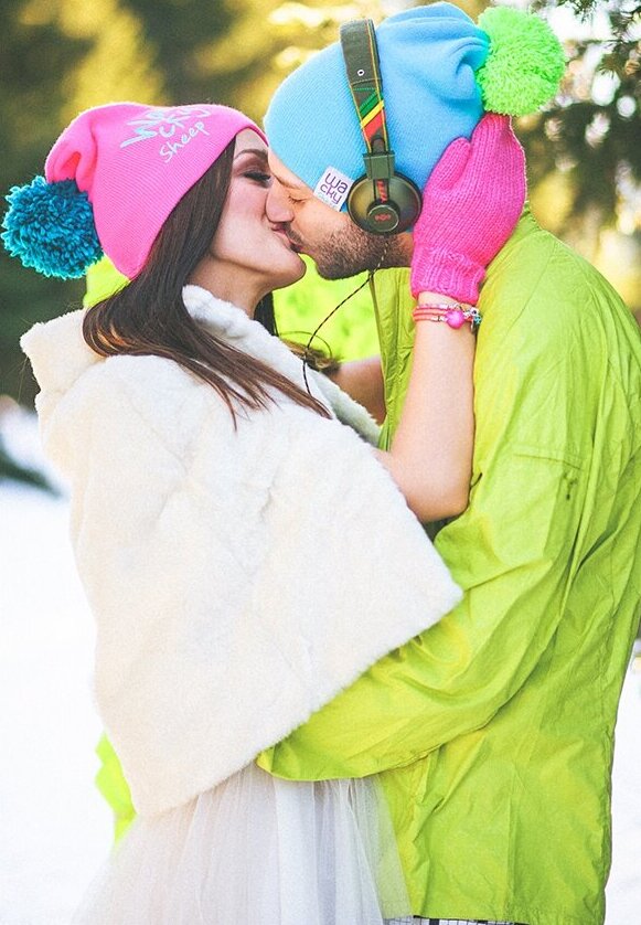 Par se ljubi na snegu u neon odeci