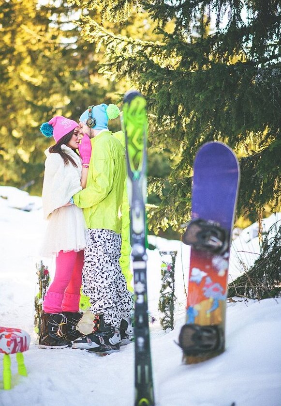 Romantičan momenat para u snežnom pejzažu