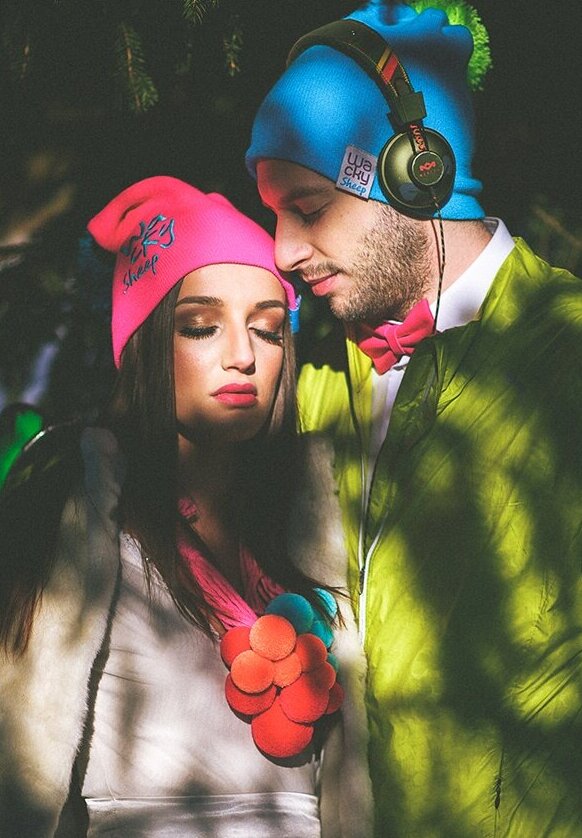 Šarene kape i rukavice na snegu