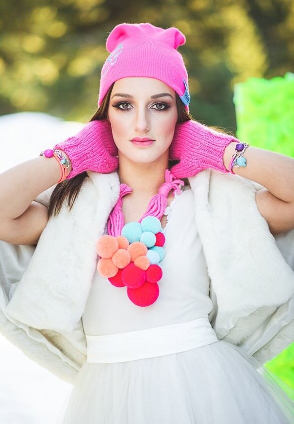 Par u fluo odeci na snegu u zagrljaju