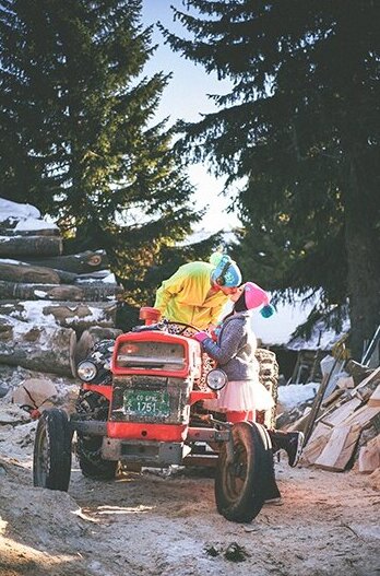 Kreativna fotografija para u neon odeci