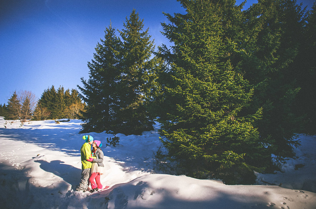 Završna fotografija para na snegu pri zalasku sunca