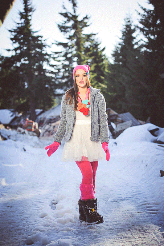 Animirani GIF mlade na snegu u punom stajlingu