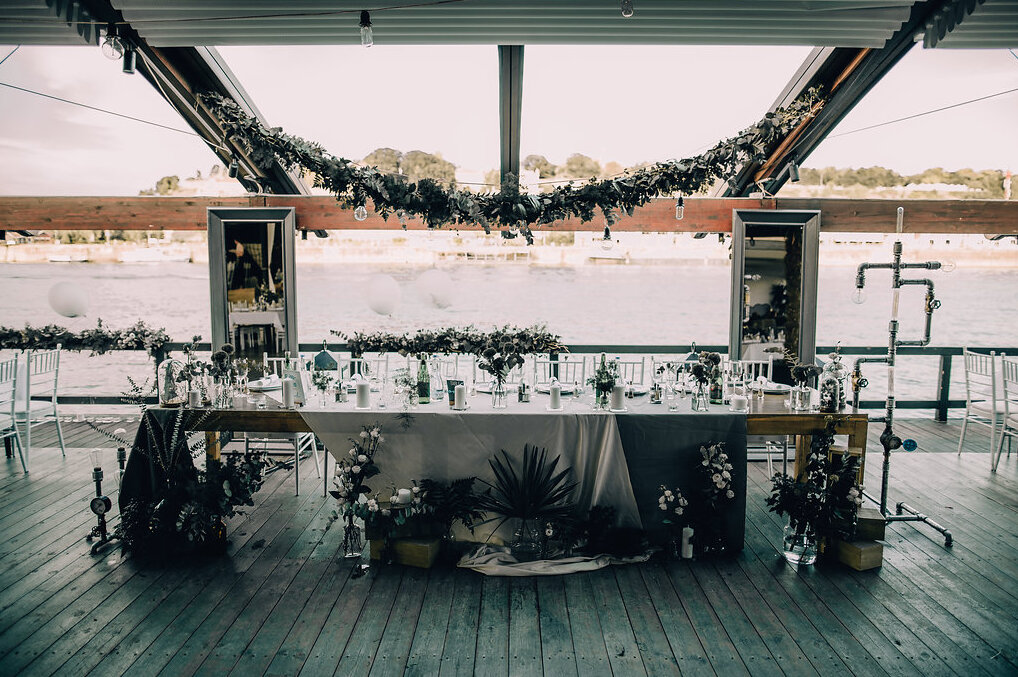 Sto mladenaca sa industrijskim cevima i zelenilom na splavu