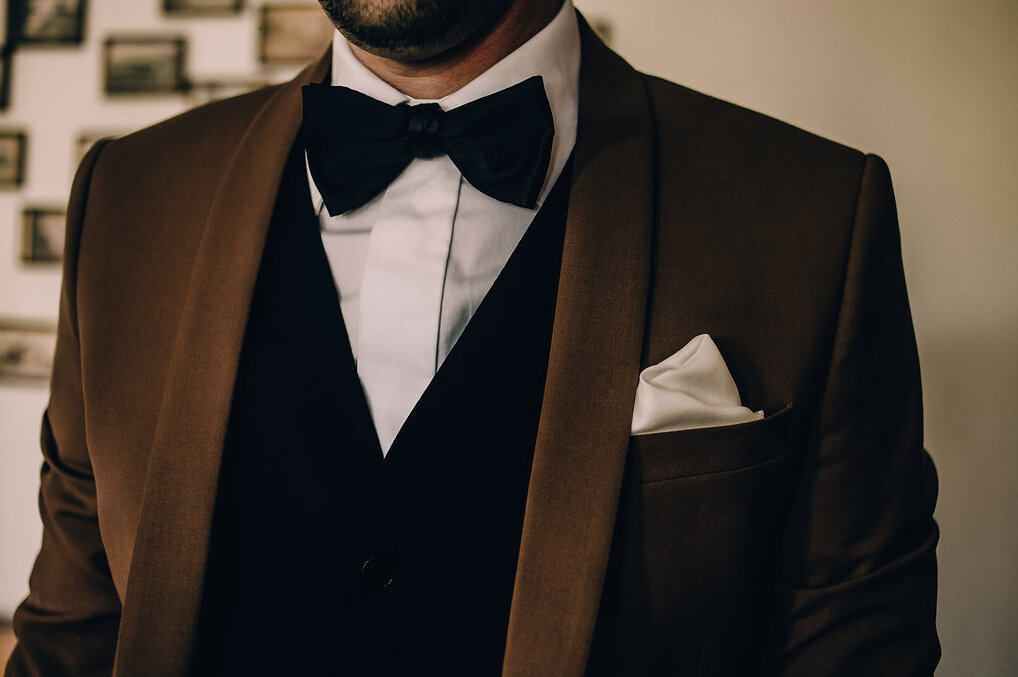 Detalji stola sa apotekarskim bočicama