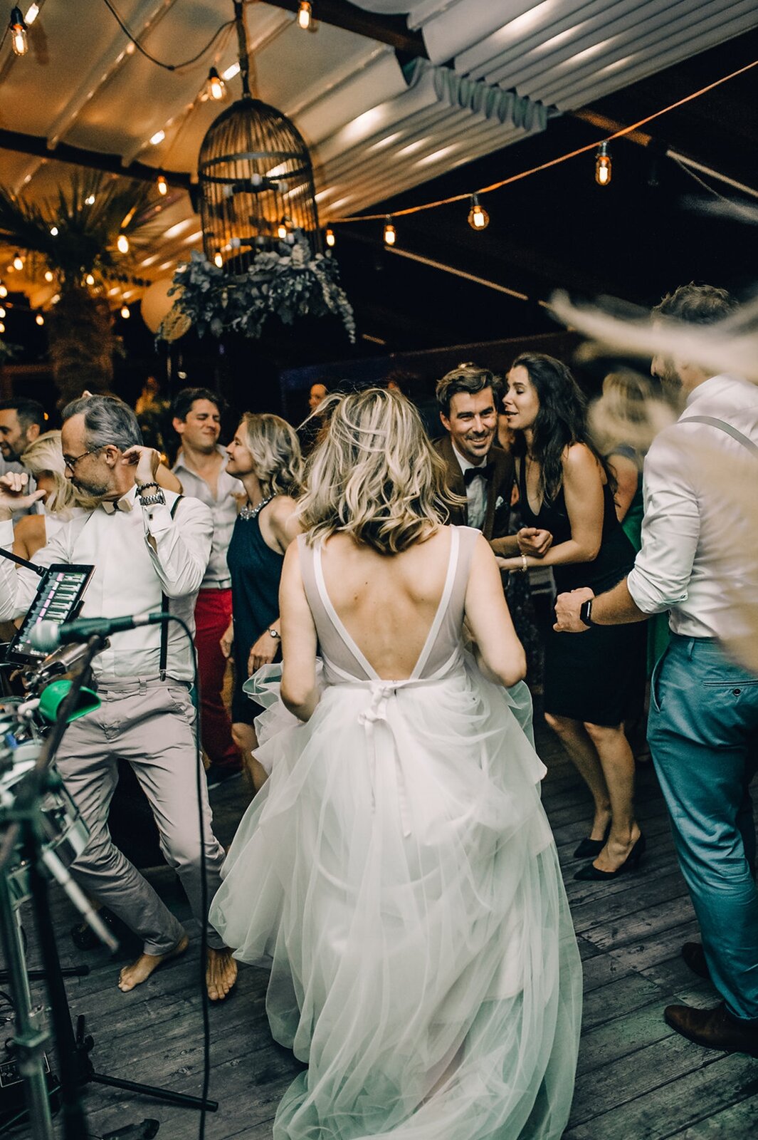 Mlada pleše u tuš haljini